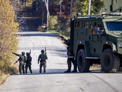 Policías buscan al sospechoso del tiroteo en Monmouth (Maine), este 27 de octubre.