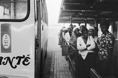 5:40 am: después de la llegada a la terminal de Marabastad en Pretoria, muchos de los pasajero del autobús de Wolwekraal se unen a la cola de los autobuses locales que los llevará a trabajar a los suburbios y las áreas industriales de la ciudad. Algunos viajarán una hora más. 1983