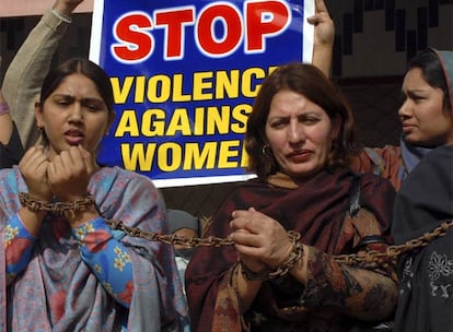 En Pakistán, un grupo de manifestantes se ha encadenado entre ellas mismas como un acto simbólico para condenar los malos tratos sobre las mujeres.