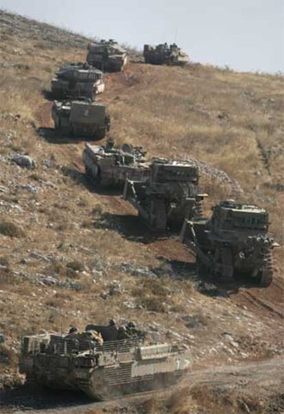 Una columna de blindados israelíes avanza en el sur de Líbano.