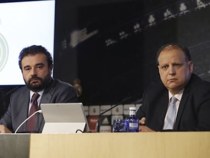 El director general del Real Madrid, Jos&eacute; &Aacute;ngel S&aacute;nchez, y el asesor jur&iacute;dico del club, Javier L&oacute;pez Farr&eacute;, explican la sanci&oacute;n de la FIFA. 