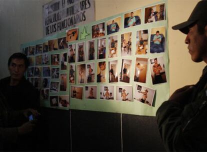 Fotos de supuestos terroristas cubren un muro de la sede de la Fiscalía General de La Paz.