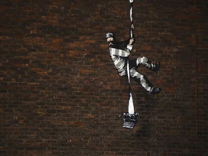El mural de Banksy apareció esta semana en un muro de la antigua prisión de Reading, Inglaterra.