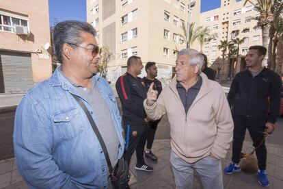 Vecinos del barrio de Las Mil Viviendas de Alicante charlan en la calle, donde en las últimas elecciones solo votó el 26% de los vecinos.