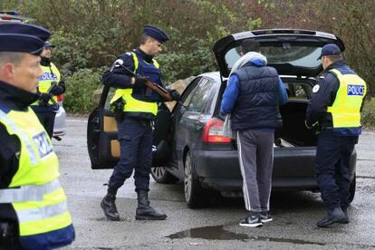 Controle da polícia francesa na rodovia entre Paris e Bruxelas.