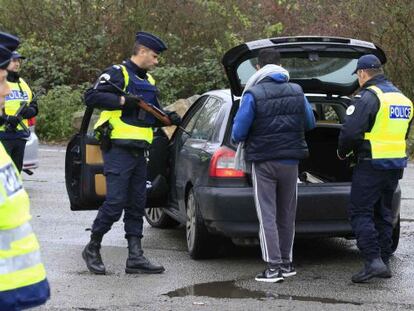 Controle da polícia francesa na rodovia entre Paris e Bruxelas.