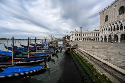 El exterior del Palacio Ducal de Venecia y un embarcadero de góndolas.