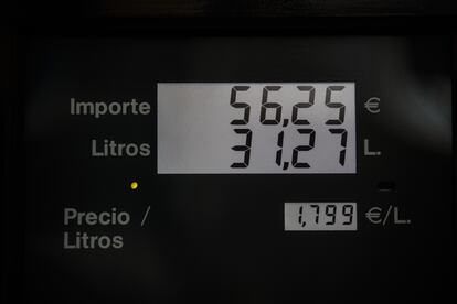 Un surtidor de una gasolinera low cost de precio Diesel en Madrid.