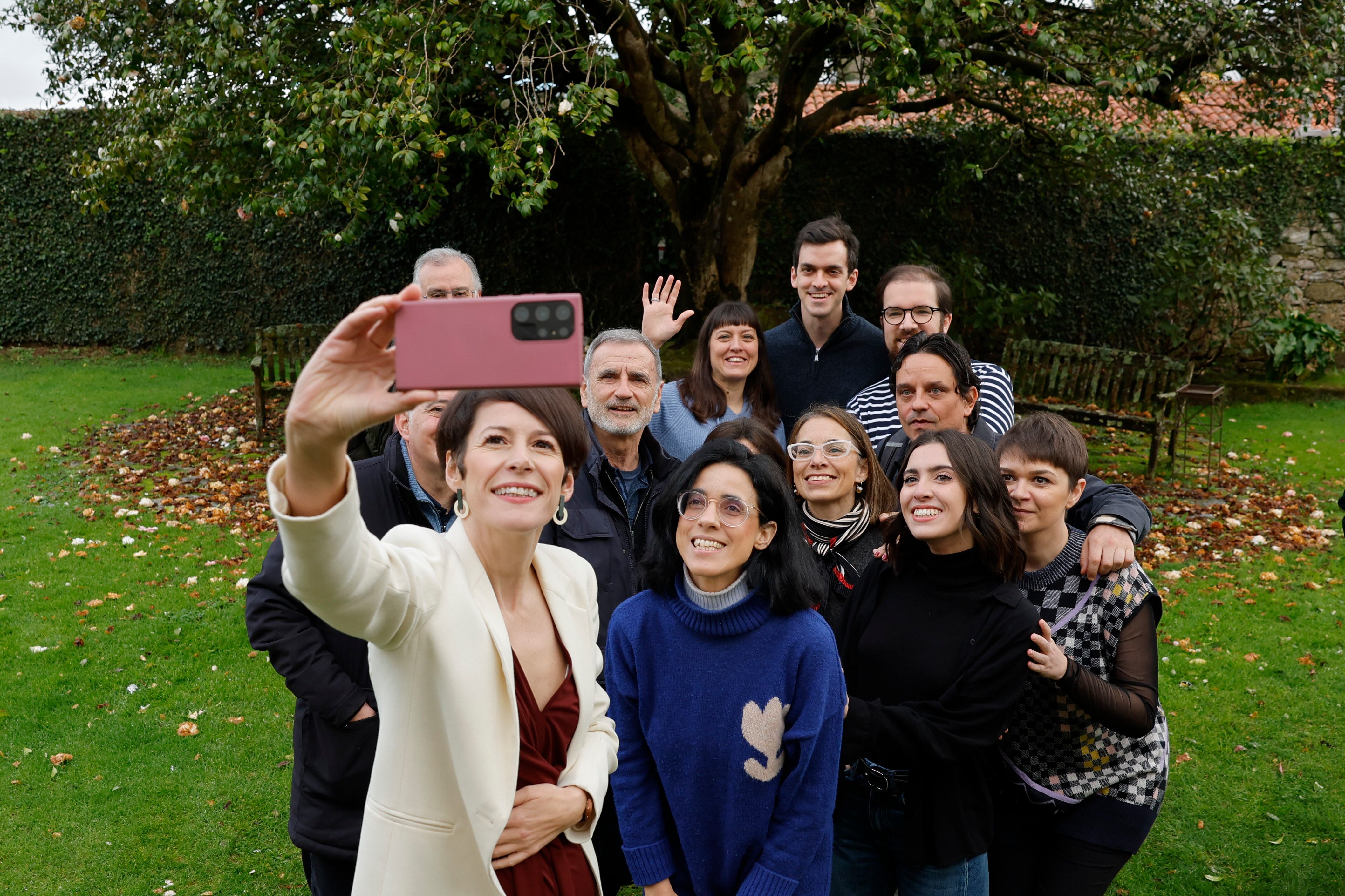 La candidata del BNG a la Presidencia de la Xunta, Ana Pontón, posa con periodistas tras presentar el diseño del Gobierno que pondría en marcha para presidir Galicia tras el 18F, en Santiago de Compostela el 12 de febrero. 