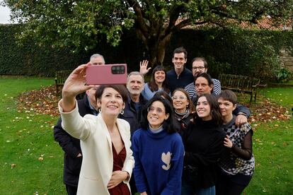 Pontón se hace un selfi en Santiago de Compostela con periodistas que siguen su campaña, el lunes ante una camelia del antiguo Convento de las Oblatas, hoy transformado en Hotel Palacio del Carmen. 