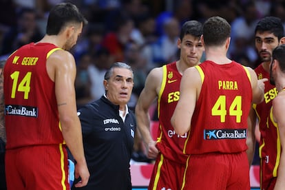 Sergio Scariolo da instrucciones en el partido ante Italia.
