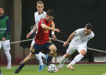 Pedri se marcha de un rival durante el partido contra Kosovo en La Cartuja. / ALEJANDRO RUESGA