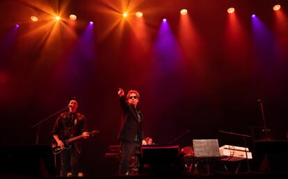Calamaro señala al público durante su actuación.