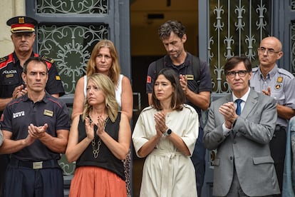 Salvador Illa junto a otros miembros del Govern en el minuto de silencio de este viernes en Barcelona por la muerte del auxiliar del EPAF de Bombers en el incendio de Paüls.