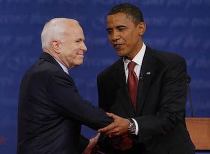 Los candidatos John McCain y Barack Obama al término de su debate.