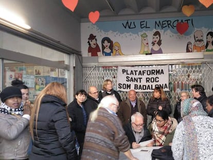 Miembros de la plataforma de Sant Roc atienden en un soportal a los vecinos.