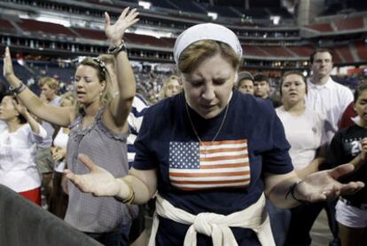 Seguidores de Rick Perry rezan en el transcurso de un mitin en Texas, el pasado 6 de agosto.
