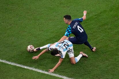Ivan Perisic, derecha, y el argentino Nahuel Molina pelean por un balón dividido en la primera parte del partido.