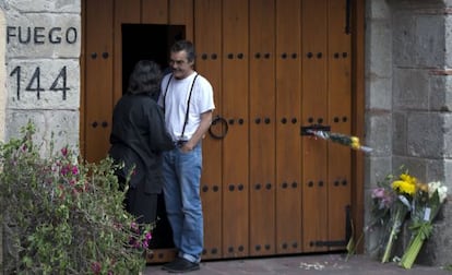 Gonzalo Garcia, hijo de Garc&iacute;a M&aacute;rquez, saluda el pasado viernes a una visitante frente la casa del escritor en M&eacute;xico.