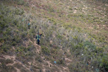 Varios migrantes este lunes en Castillejos, en el norte de Marruecos, y muy cerca de la frontera de Ceuta.