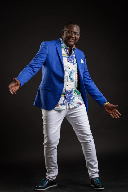 Daniel Ndambuki congrega cada semana en su programa de televisión a más de 10 millones de espectadores.