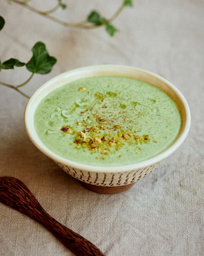 Crema de pepino, melón y leche de coco con curri y pistachos