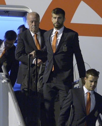 Azpilicueta, Piqué y Del Bosque, a su llegada a Curitiba (Brasil).