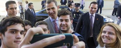 El rey Felipe VI, durante su visita a Málaga, este miércoles.