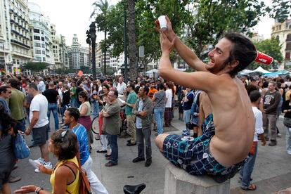 Un manifestante rie a su llegada a la plaza del Ayuntamiento de Valencia.