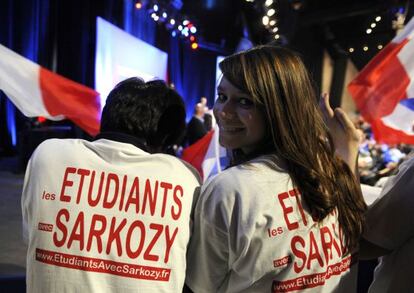Dos estudiantes, simpatizantes de Sarkozy, durante un mitin.