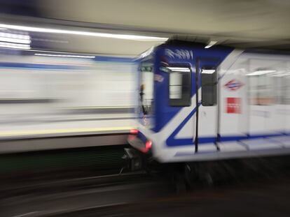 Un tren llega al andén de la estación de metro de Sol en Madrid.