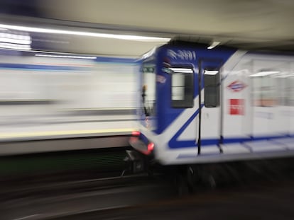 Un tren llegaba al andén de una estación del metro de Madrid, en junio de 2021.