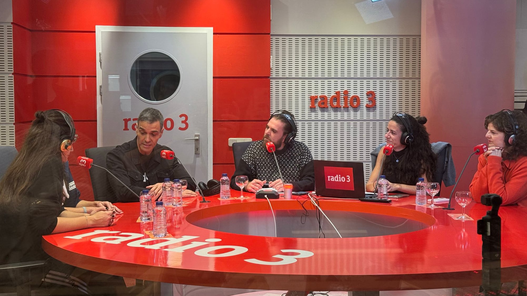 Pedro Sánchez se quita la corbata e irrumpe en Radio 3: “El disco de Rosalía es una maravilla”
