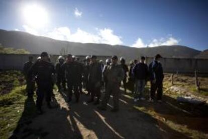 Policías peruanos resguardan un sector de localidad de Celedín, en el departamento de Cajamarca, sierra norte de Perú.