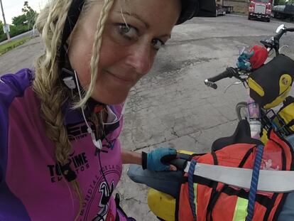 Frente a machetes y rifles, una bici