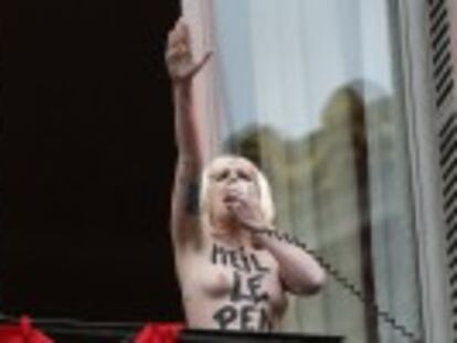 Membres de Femen interrompen Marine Le Pen en el tradicional discurs del Primer de Maig vetat al patriarca Jean-Marie