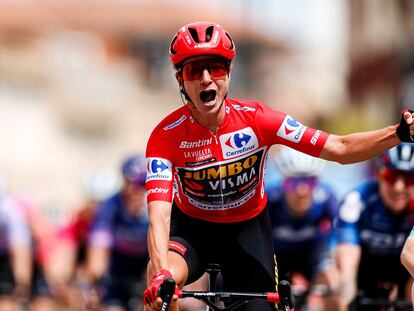 Marianne Vos celebra el triunfo en la tercera etapa de La Vuelta a España femenina, en La Roda (Albacete).