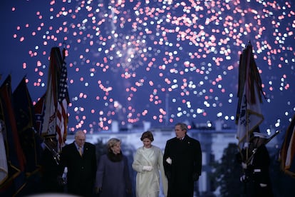 Los fuegos artificiales estallan sobre el vicepresidente de EE UU, Dick Cheney (izquierda), su esposa Lynn Cheney, la primera dama Laura Bush (tercera desde la izquierda) y el presidente de EE UU, George W. Bush durante el concierto inaugural 'Celebración de la Libertad' el 20 de enero de 2005. 