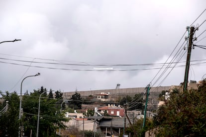 Muro que separa Israel y Líbano, visto desde las calles de Arab el Aramshe, pueblo beduino colindante con la frontera. La torre que asoma es un puesto de observación de Hezbolá.