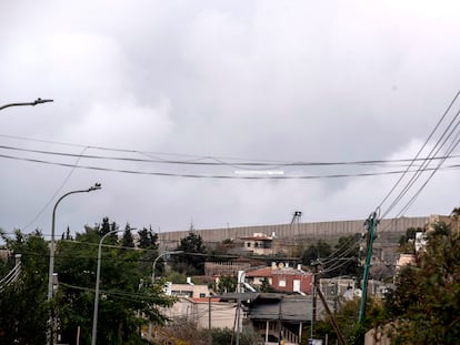 Muro que separa Israel y Líbano, visto desde las calles de Arab el Aramshe, pueblo beduino colindante con la frontera. La torre que asoma es un puesto de observación de Hezbolá.