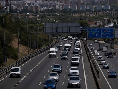 Tráfico en la autovía A-49 a la salida de Sevilla, el 1 de julio.