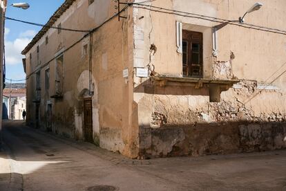 Fachada de la casa-palacio familiar La Lázara, realizada en sillería y mampostería, con gran relevancia en el pueblo durante los siglos XVII y XVIII.