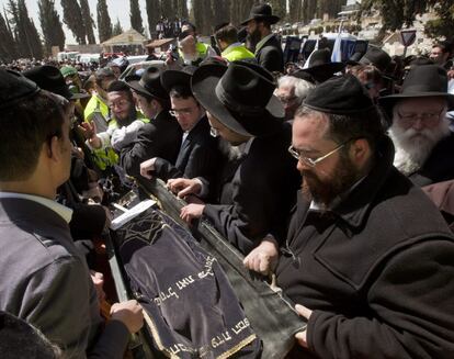 El cuerpo de Miriam, hija del rabino Yaacov Monsonego una de los tres niños asesinados en Toulouse, es enterrado durante el funeral conjunto celebrado en Jerusalén.