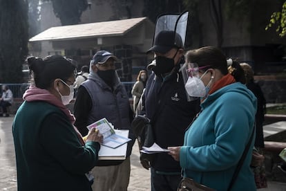 Varias personas se registran con funcionarios de la Secretaría del Bienestar para ser vacunados.