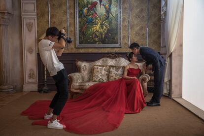 Los novios posan para el fotógrafo en el estudio 27 Rome Brand, el 20 de septiembre de 2018, en Pekín (China).