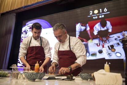 Clase magistral de Sergi Arola, dos estrellas Michelin, en el congreso gastronómico celebrado en Shanghái.