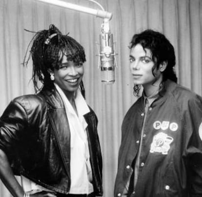 Jackon con la cantante Siedah Garrett en el estudio de grabación.