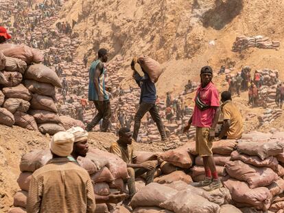 Trabajadores del cobalto en la mina de Shabara, cerca de Kolwezi, República Democrática del Congo, en 2022.