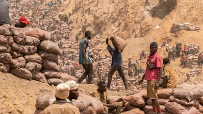 Trabajadores en una mina artesanal de cobalto en Shabara, cerca de Kolwezi, en la República Democrática del Congo, el 12 de octubre de 2022.