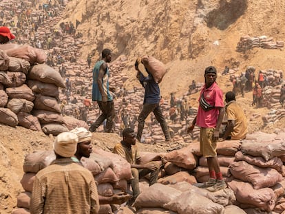 Trabajadores en una mina artesanal de cobalto en Shabara, cerca de Kolwezi, en la República Democrática del Congo, el 12 de octubre de 2022.